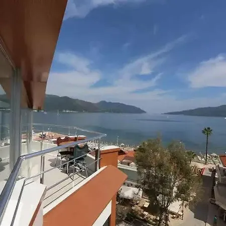 Aurasia Seaside Hotel